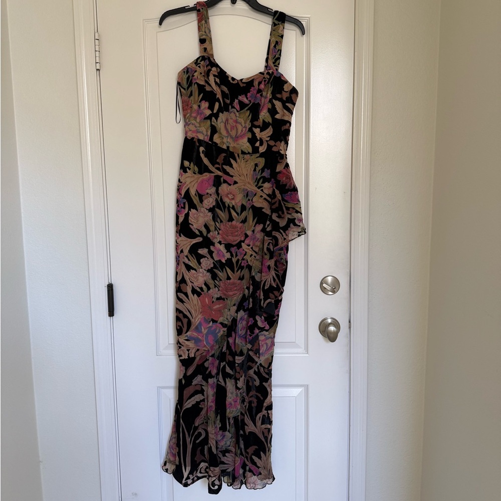 Dress The Population 
Paris Gown - Picture 5 of 12
